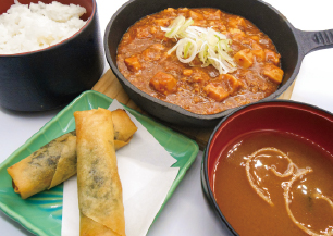 麻婆豆腐と春巻き定食