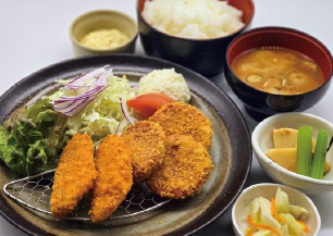 明宝ハムカツとアジフライ定食